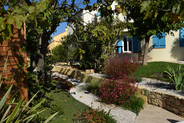 Jardin méditerranéen moderne à Vendargues